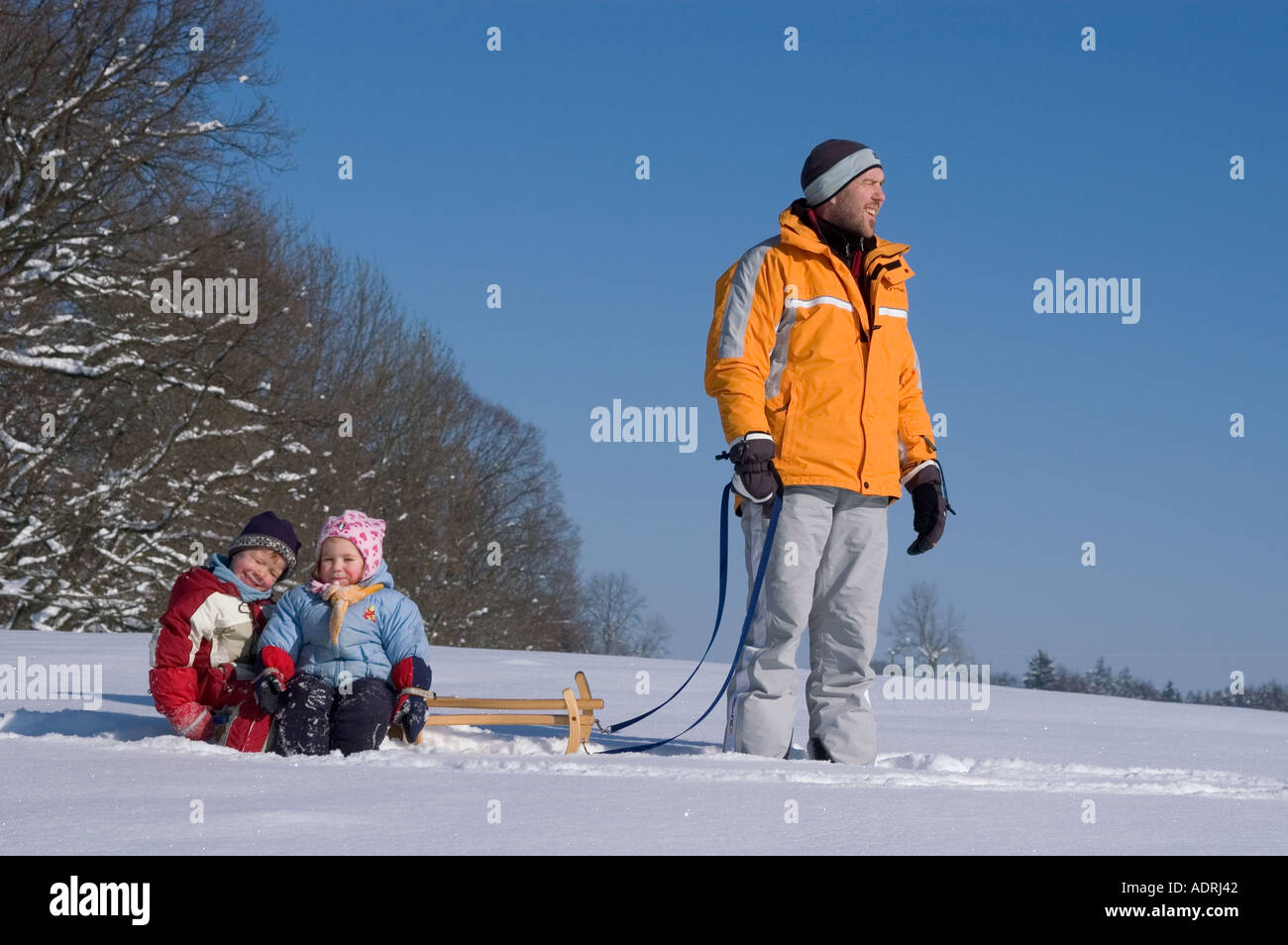 Signor familiy in inverno slittino slittino su una slitta Foto Stock
