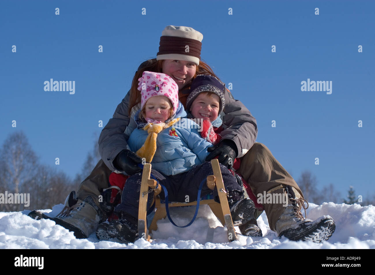 Signor familiy in inverno slittino slittino su una slitta Foto Stock