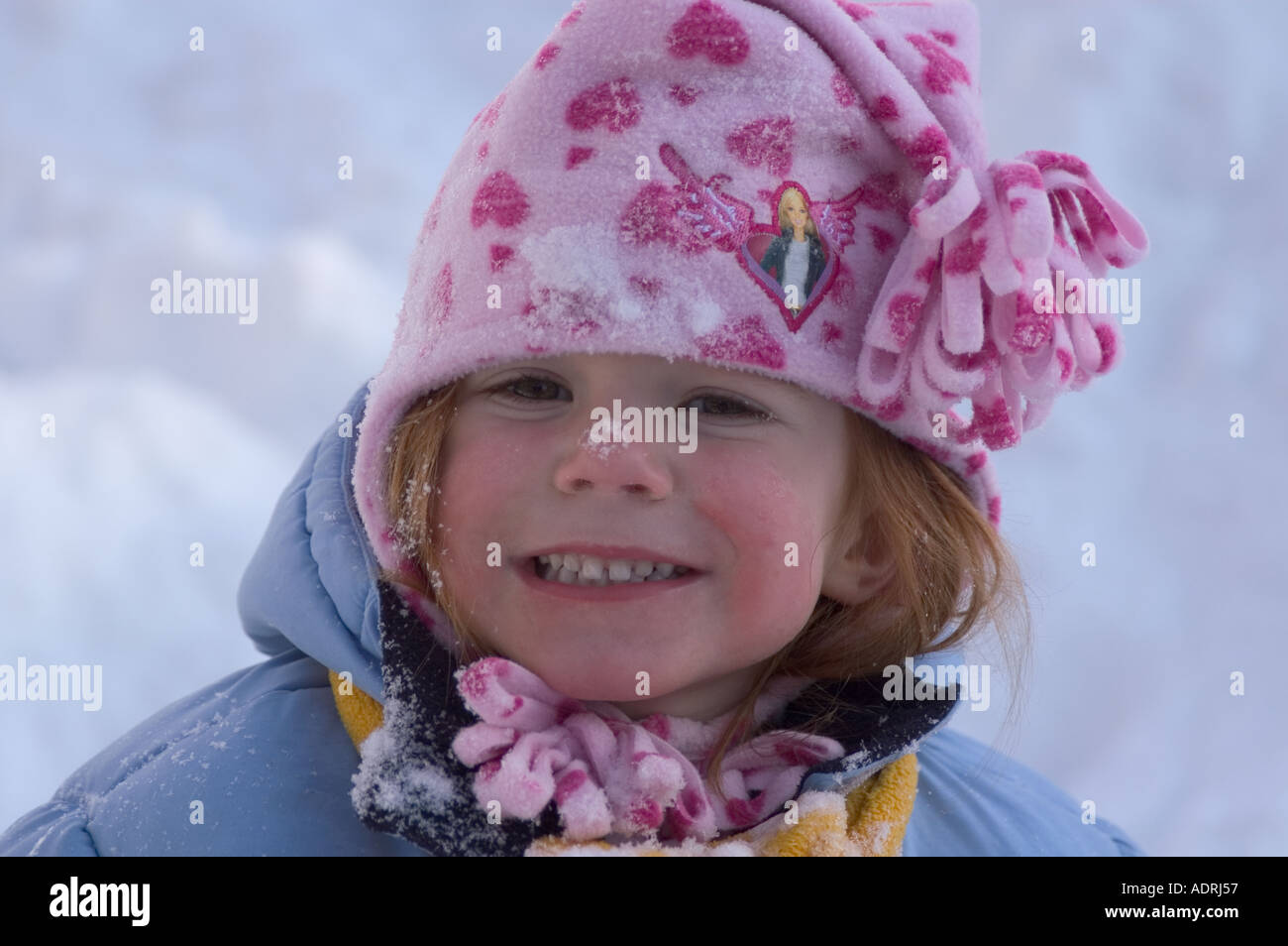 Signor cheeky ragazza con fiocchi di neve sul naso Foto Stock