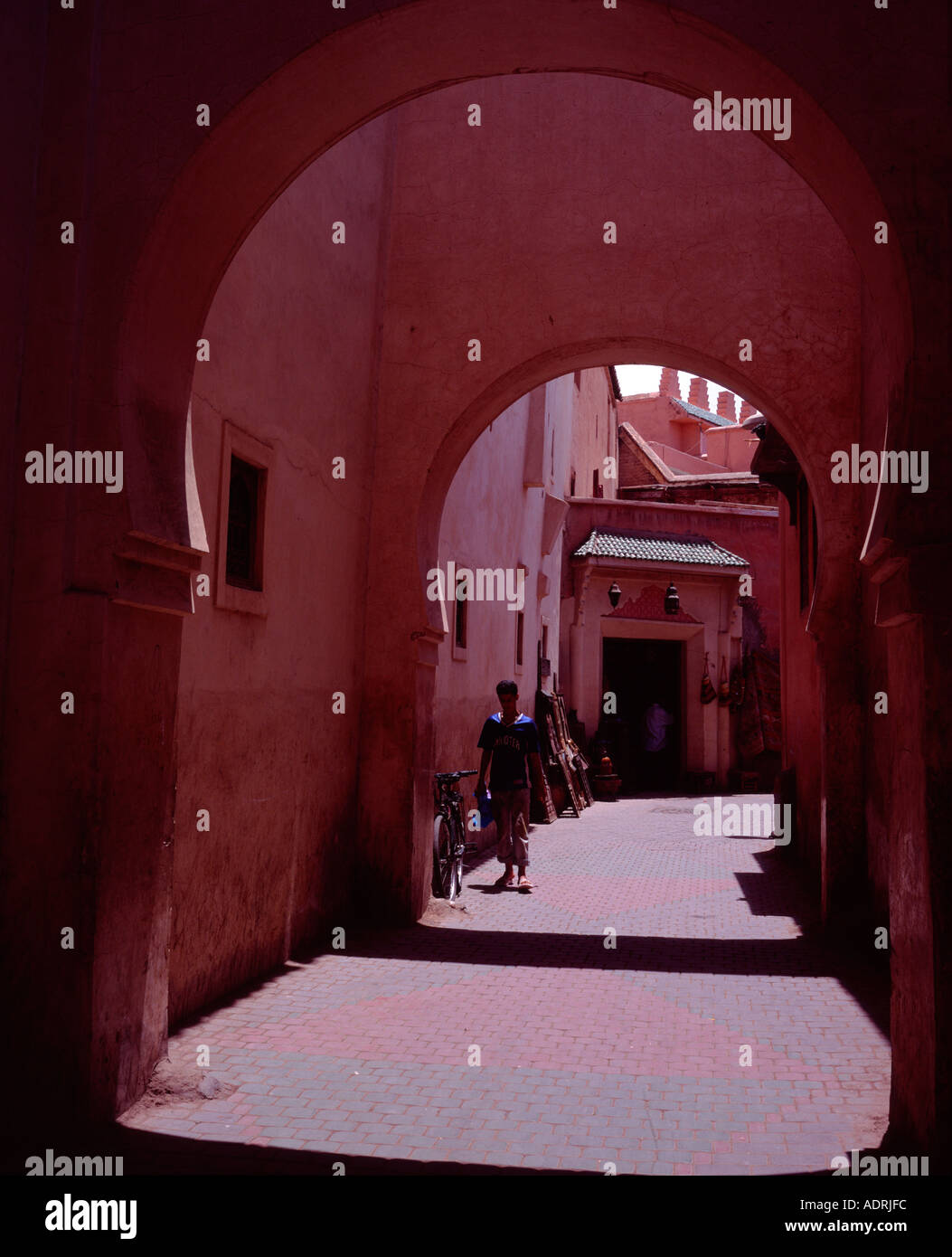 Archway over street nella Medina Marrakech marocco Foto Stock