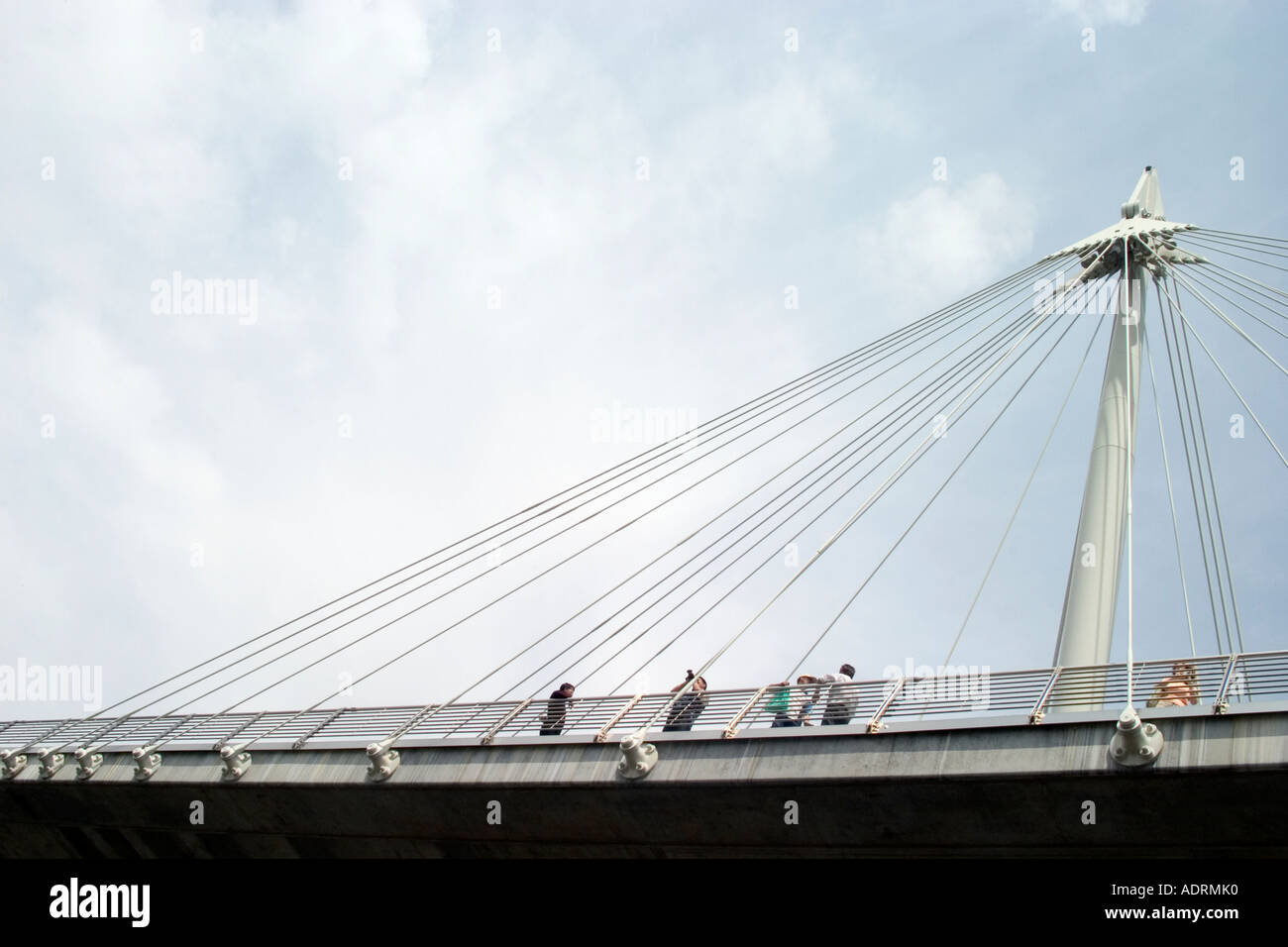 Hungerford Bridge visto dal di sotto. Londra, Inghilterra Foto Stock