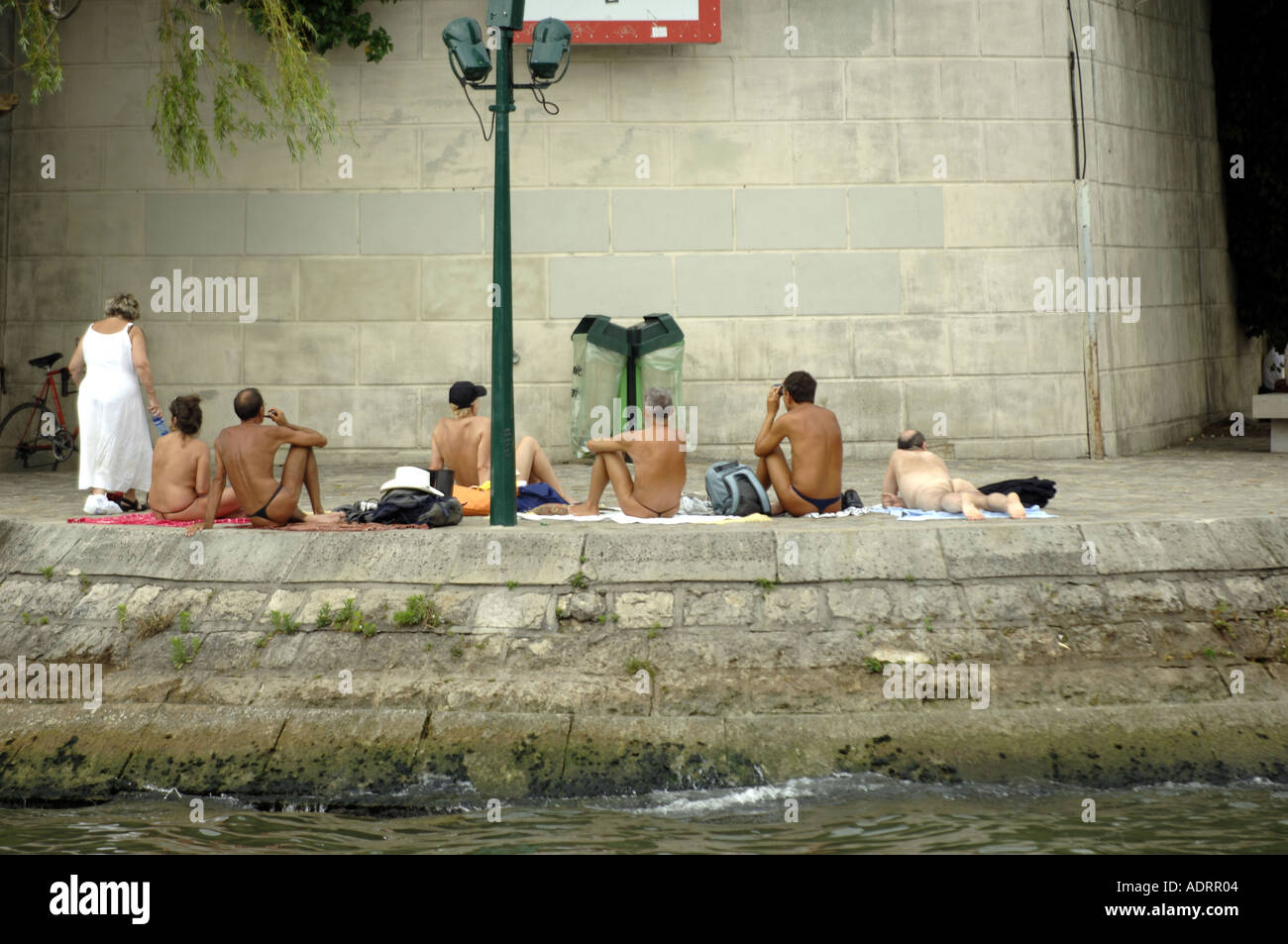 Gruppo di naturisti nudisti esibizionismo voyeur estate calda Foto stock -  Alamy