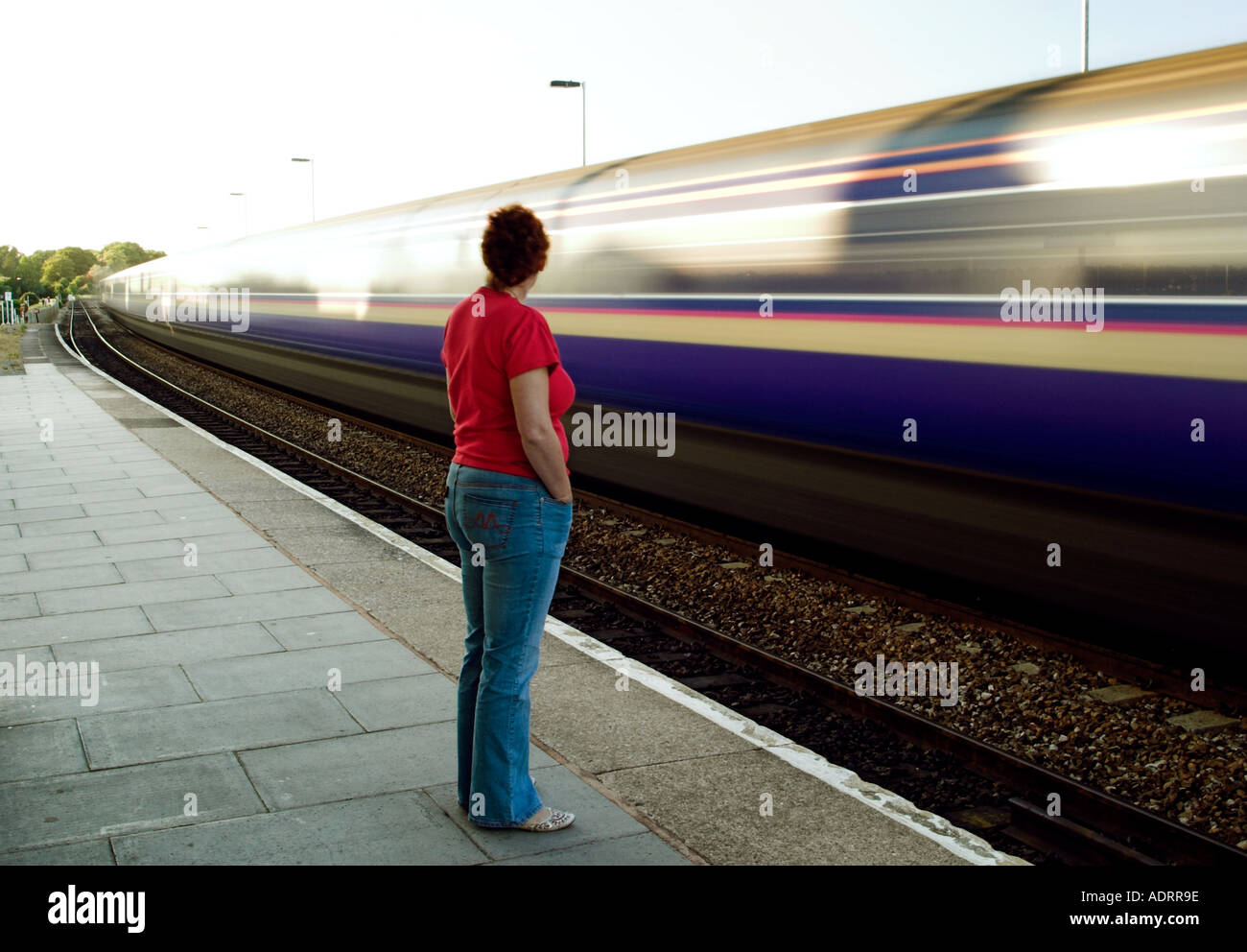 Un treno ad alta velocità che passa attraverso la stazione Foto Stock