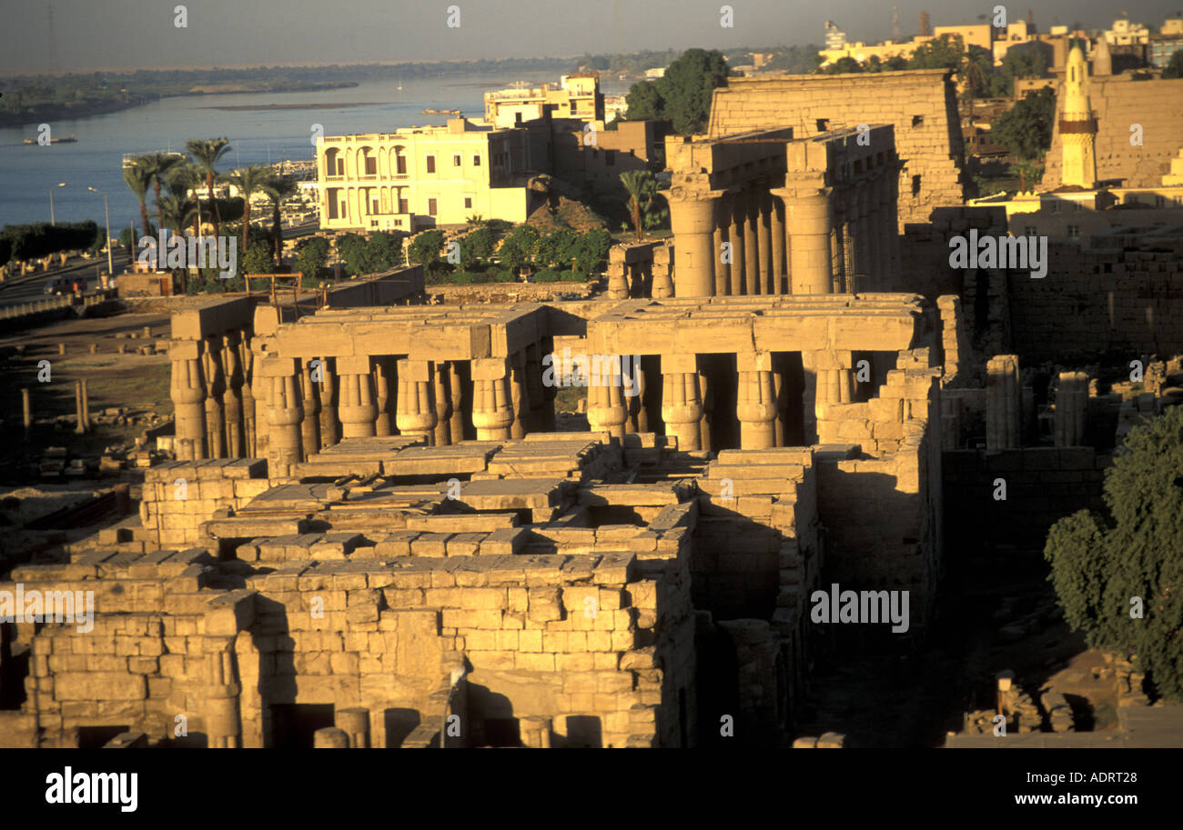 EGITTO Luxor Tempio è stato costruito da Amenhotep III e aggiunto A dal faraone Ramses II date tra il 1414 1397 BCE Foto Stock