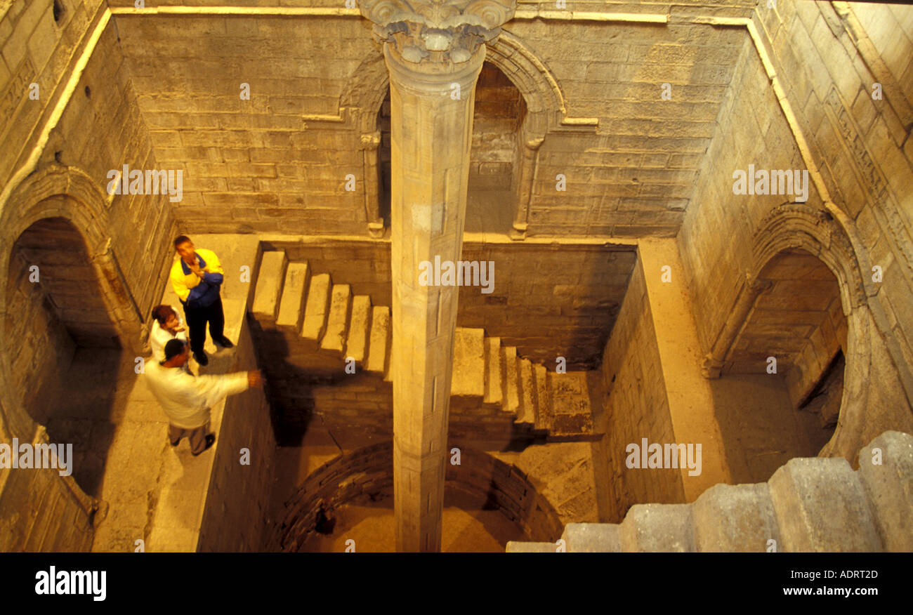 Il Nilometro antico misuratore di acqua per il calcolo della profondità del Nilo Tiver, situato sull'isola di Roda, il Cairo Foto Stock
