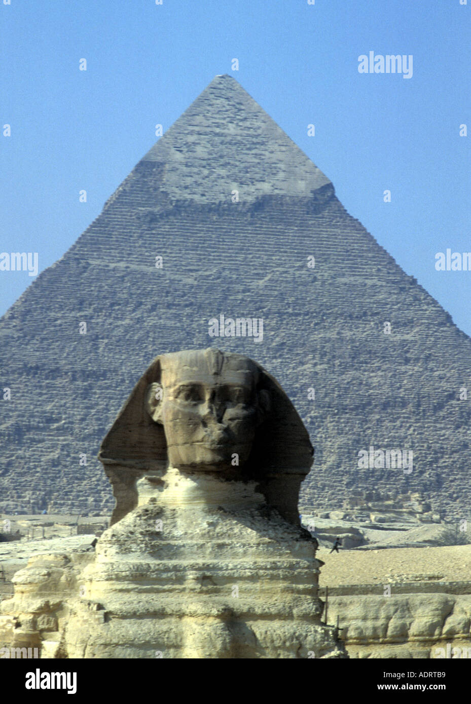 Sfinge e la Piramide di Khafre Chefren) secondo-più alto delle piramidi di Giza e tomba del Pharaoh Khafre IV dinastia, 2558−2532 a.C. Foto Stock