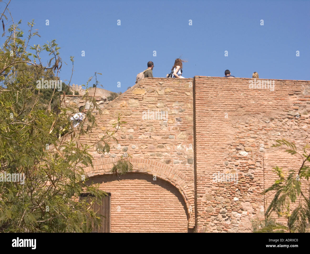 La gente camminare sulle pareti della Alcazaba, la città di Malaga, Andalusia, a parete, Moresco 11 undicesimo secolo xi musulmano di Moro Foto Stock