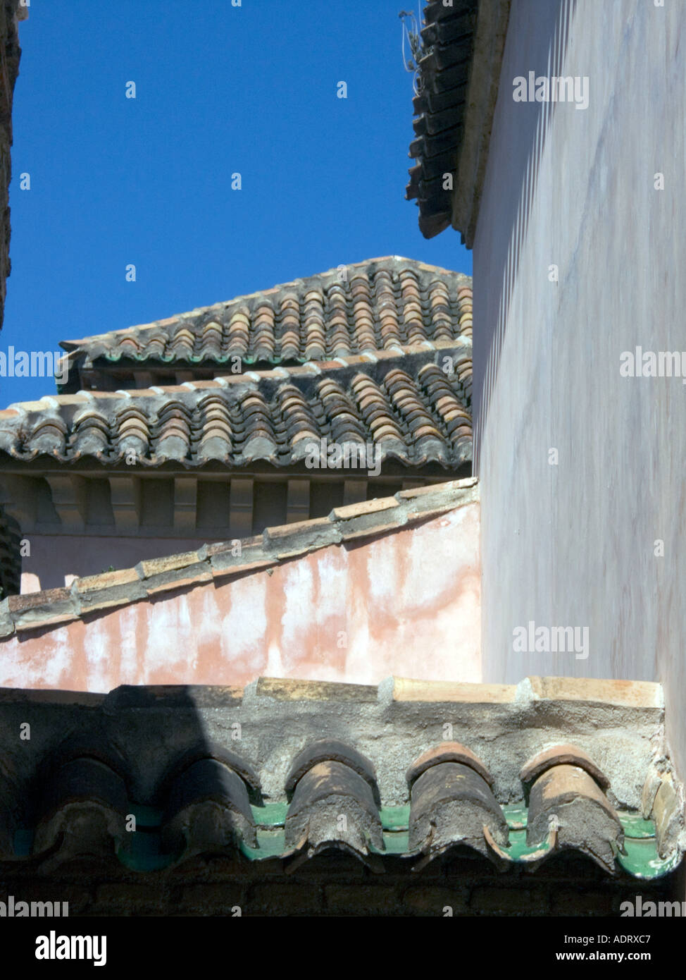 Dettaglio del tetto in stile moresco La Alcazaba 11 undicesimo secolo xi Moor musulmani arabi castello arabo fortezze di pietra ricostruzione rovina Foto Stock