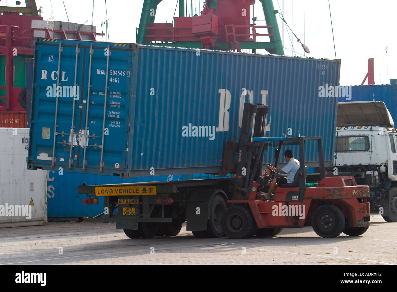 Carrello porta 40' piedi contenitore di spedizione il caricamento sulla chiatta di trasferimento Porto Kwai Chung Foto Stock