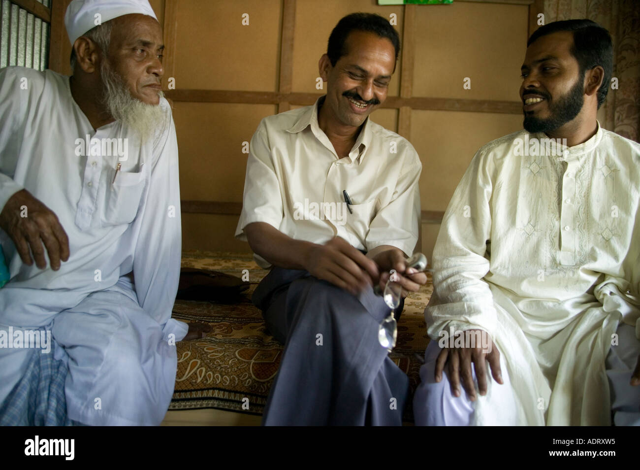 Gli anziani del villaggio hanno discusso la giornata lavorativa in un villaggio vicino a Comilla Bangladesh i telefoni cellulari sono popolari in Bangladesh. Foto Stock