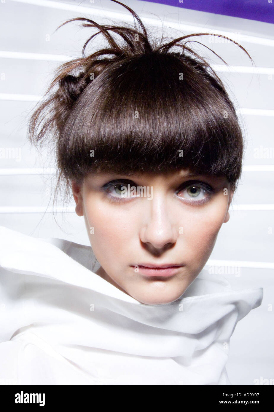 Un attraente ragazza s faccia con la moda capelli Foto Stock