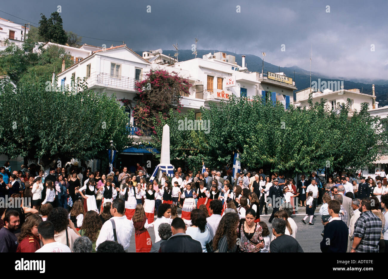 Greco tradizionale danza folk nella piazza principale di Agios Kyrikos Ikaria Isola Grecia Foto Stock