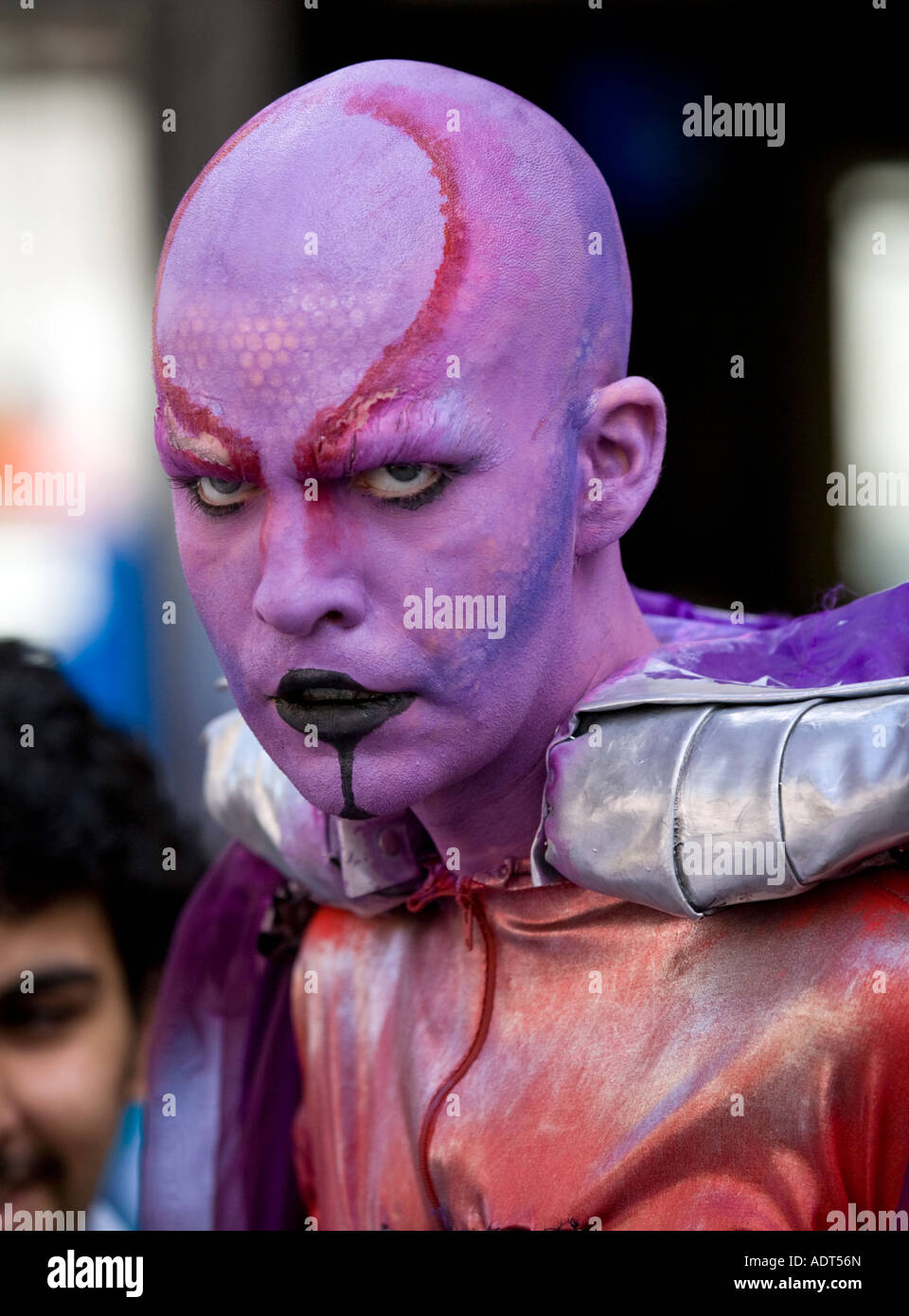 Un animatore vestito come un alieno al Edinburgh Festival Fringe Royal Mile. La Scozia. Foto Stock