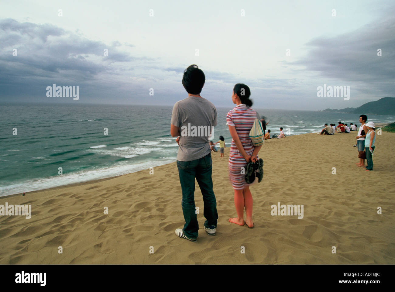 La gente guarda verso il mare Tottori Sanddune Tottori Prefecture Giappone Foto Stock