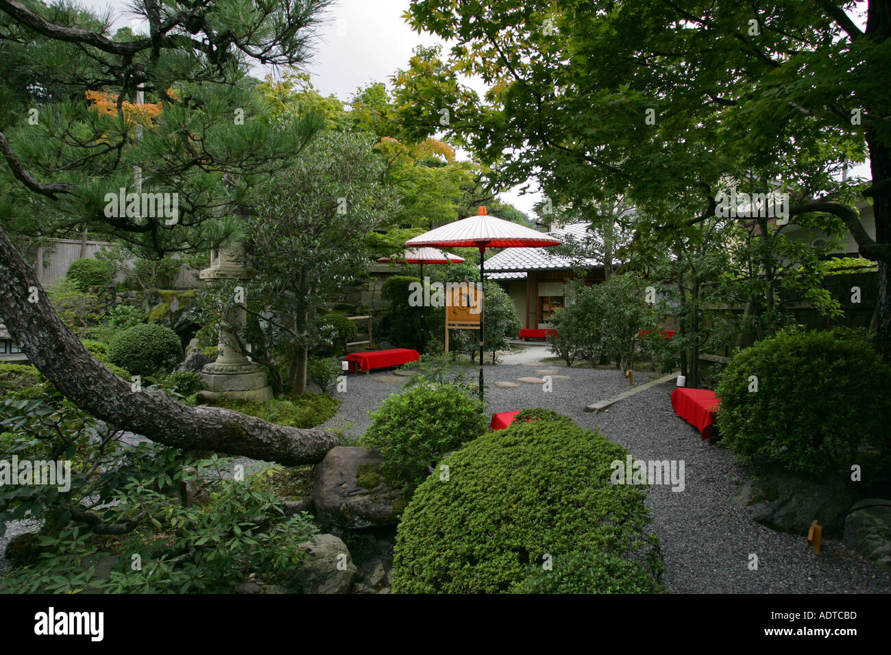 Tradizionale giapponese del tè casa giardino nella storica città di Kyoto ad ovest di Kansai Giappone Asia Foto Stock