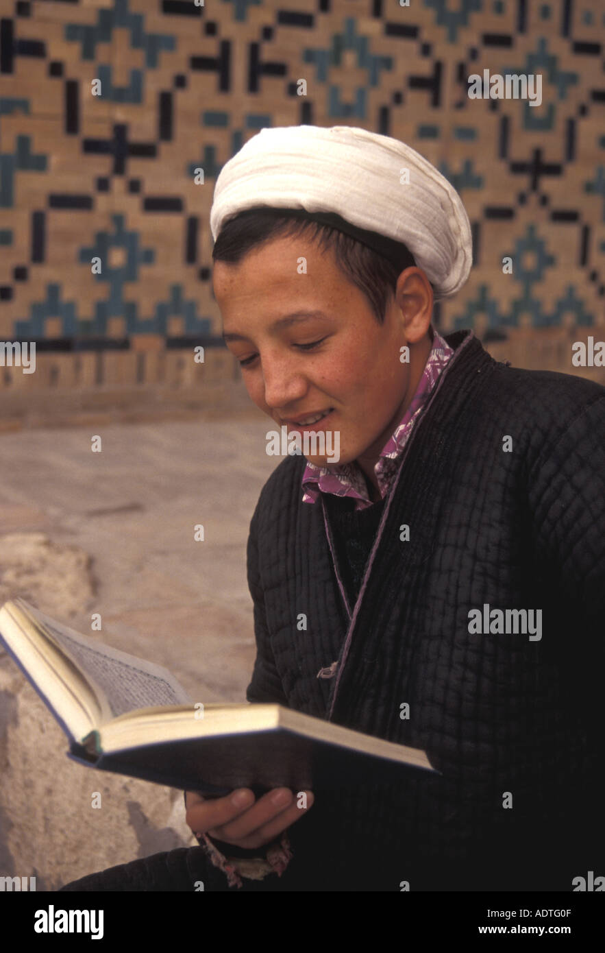 Uno studente di teologia a Mir-i-Arab madrasa a Bukhara Uzbekistan Foto Stock