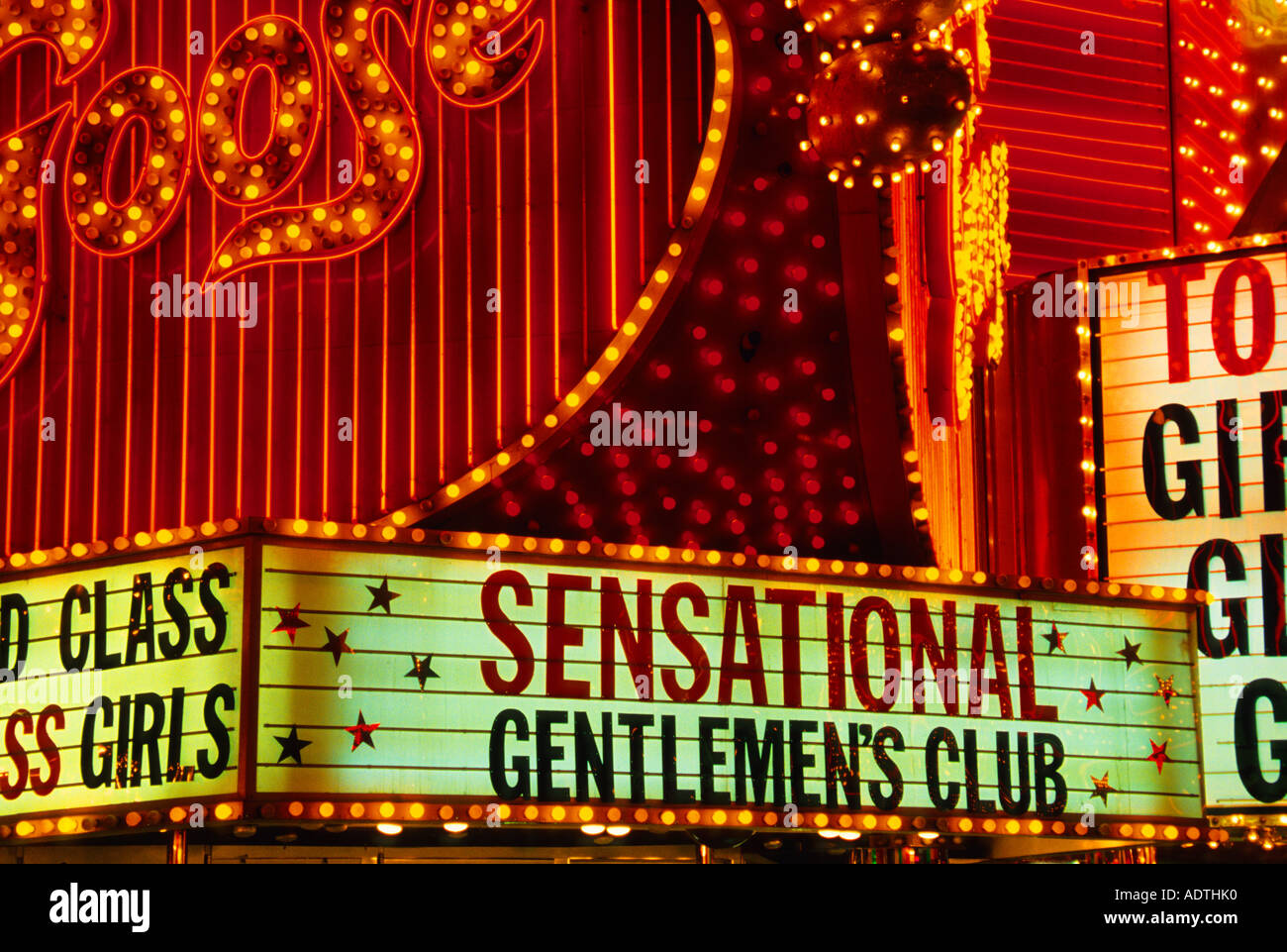 Las Vegas Freemont Street di notte. Luci al neon colorate e luminose. Gentlemen's Club e divertimento notturno al casinò. Nevada, Stati Uniti Foto Stock