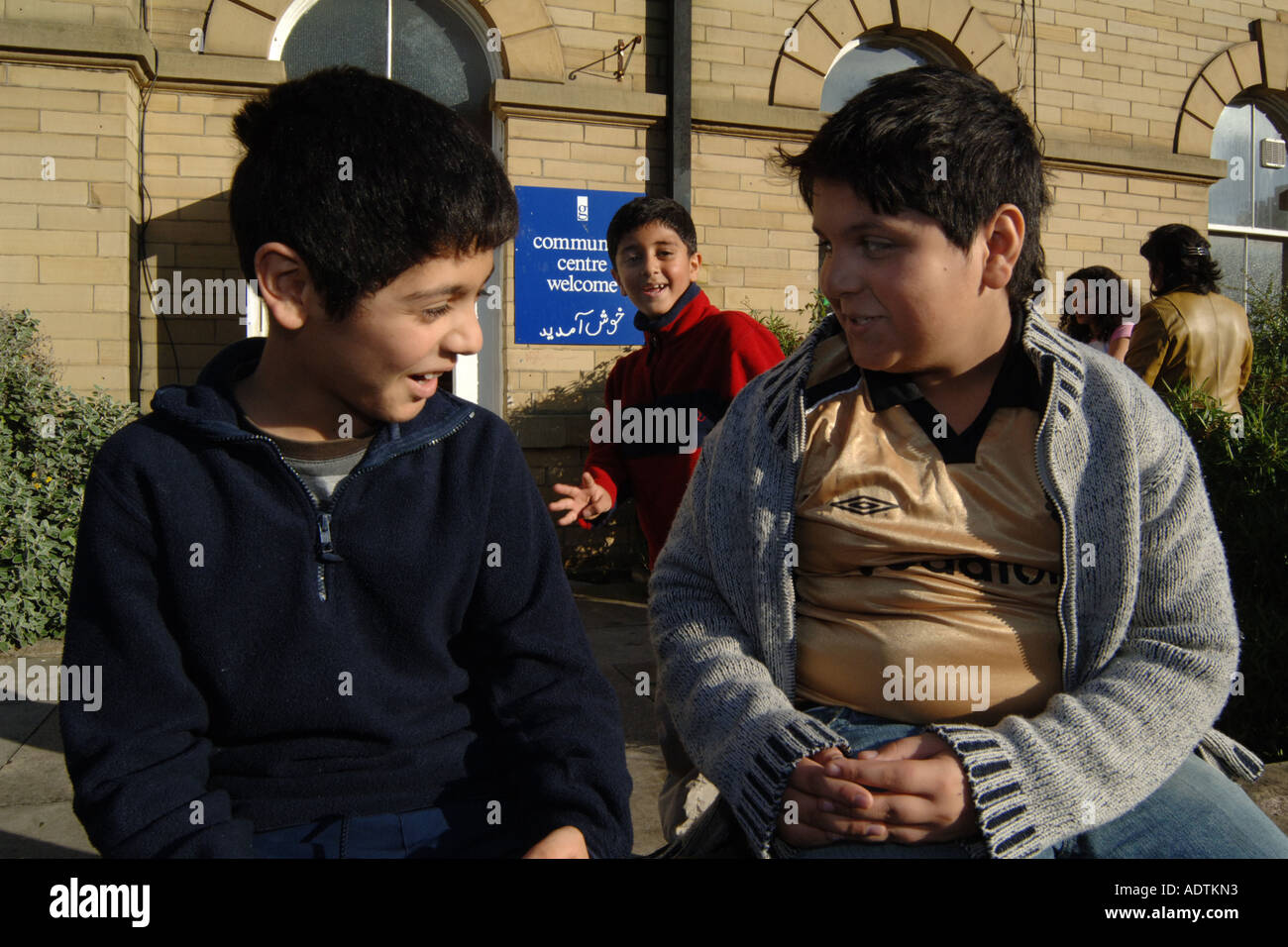 I ragazzi di rifugiati dall'Iran presso un centro comunitario di Bradford West Yorkshire Foto Stock
