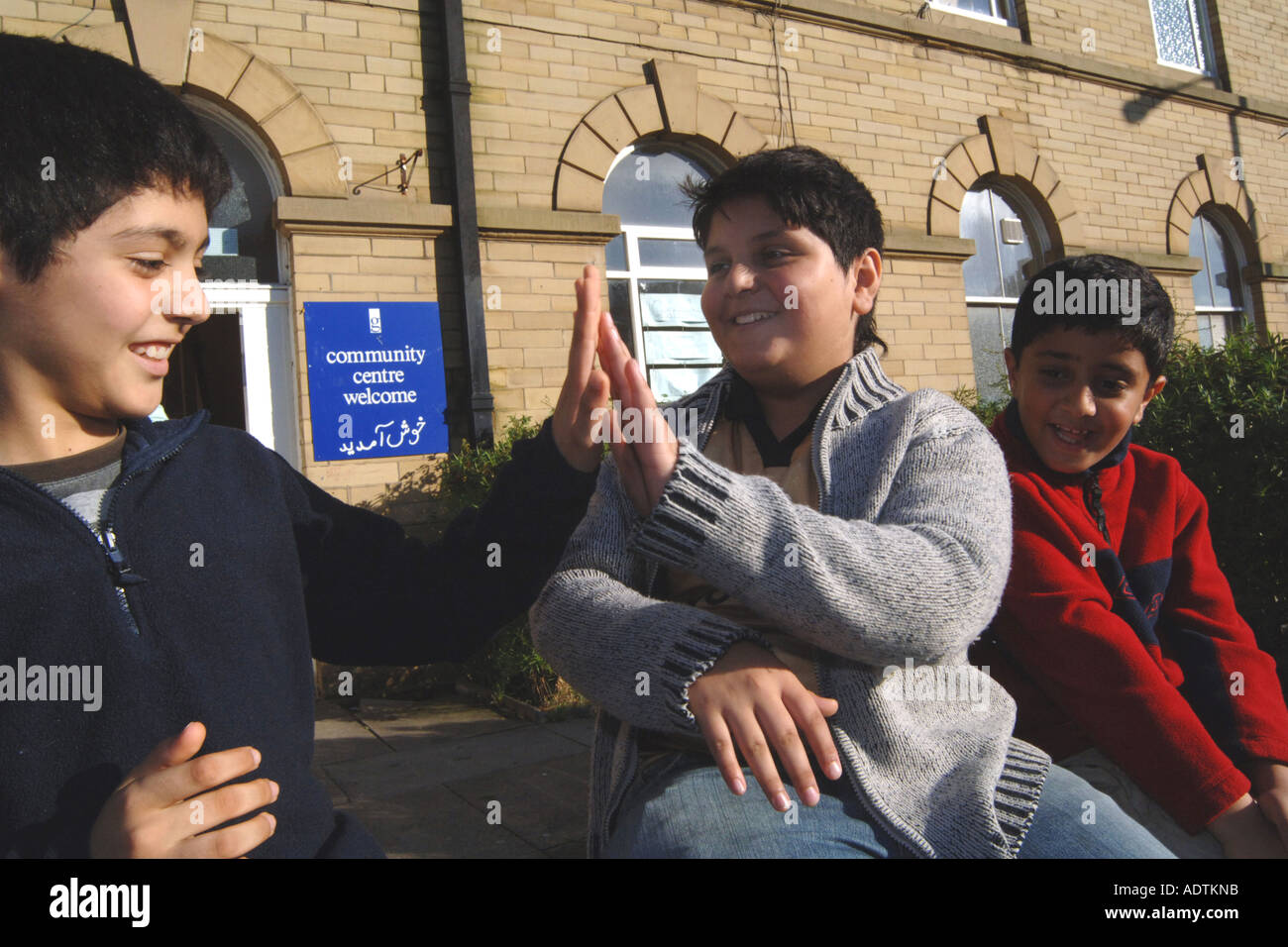 I ragazzi di rifugiati dall'Iran presso un centro comunitario di Bradford West Yorkshire Foto Stock