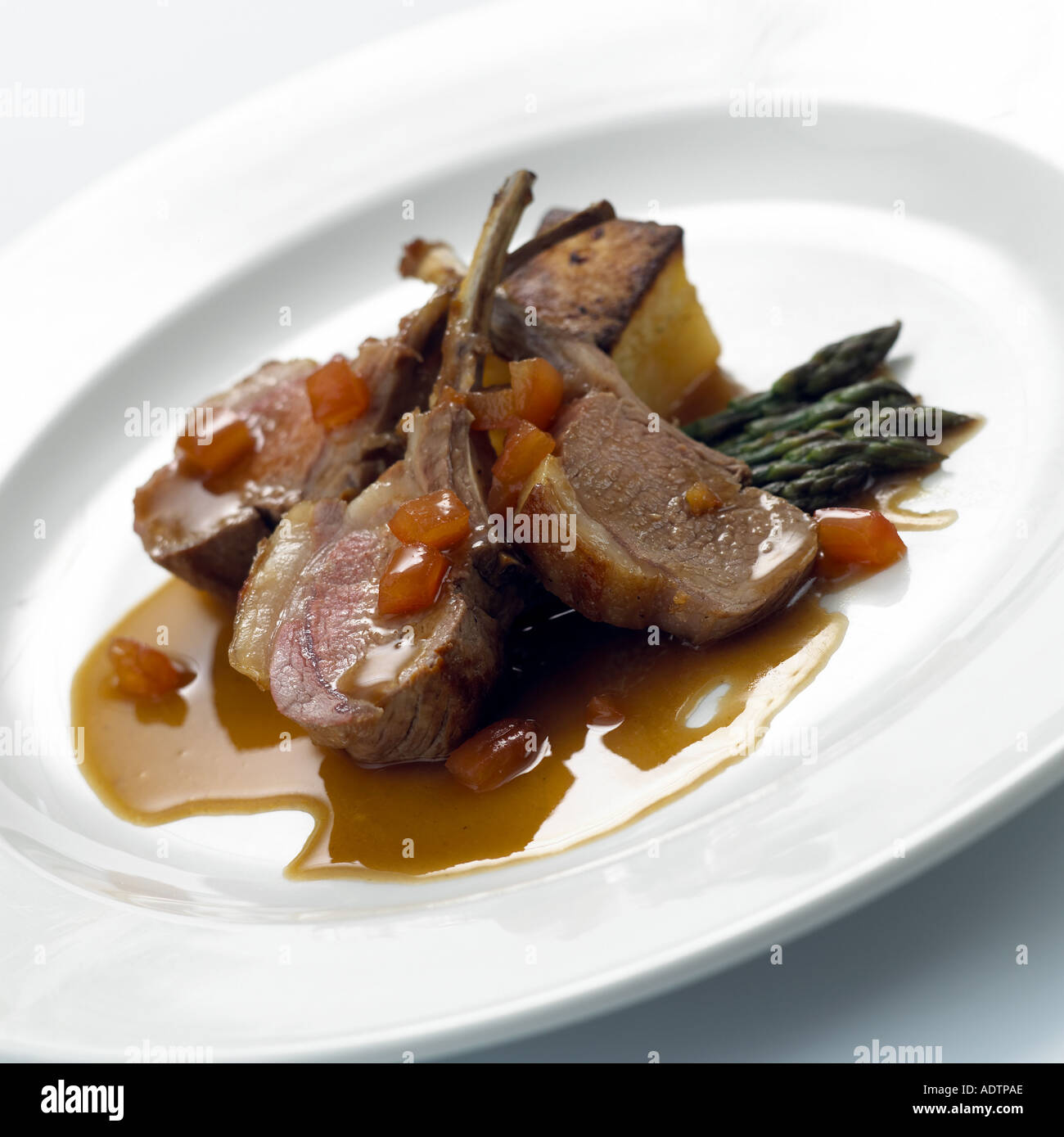 Costolette di agnello con patate e asparagi Foto Stock