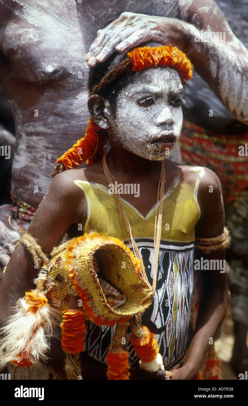 Yolngu Boy movie giovane ragazzo aborigeno con il suo sacro dilly sacchetto si è stabilizzata da un anziano alla sua cerimonia di iniziazione di Arnhem Land Foto Stock