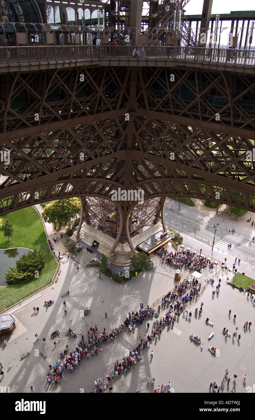 Vista dal secondo piano della Torre Eiffel Foto stock - Alamy