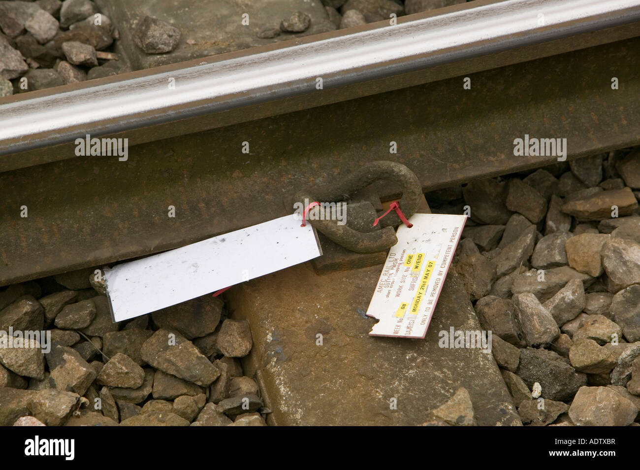 Un tag di manutenzione su un binario ferroviario a Londra Foto Stock