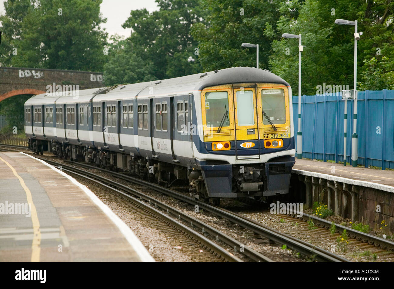 Trasporto pubblico un treno che parte da Londra REGNO UNITO Foto Stock