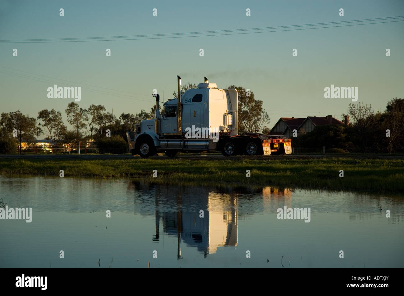 Un Western Star è riflessa in acqua stagnante come pilota sud verso Port Wakefield Road. Foto Stock