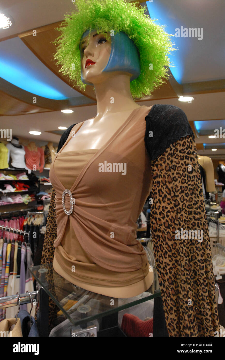 Negozio di abbigliamento a Al Karama Dubai EMIRATI ARABI pirata merci fake  designer mark marque snide replica commercio illegale parrucca verde Foto  stock - Alamy