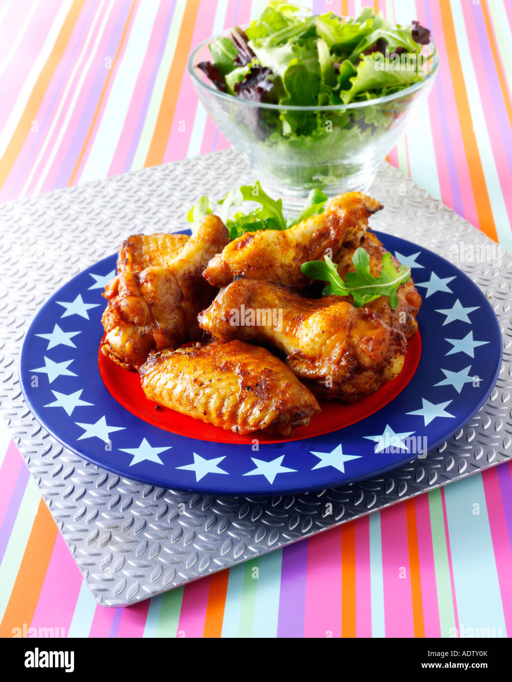 Barbecue piccante di ali di pollo e le cosce Foto Stock