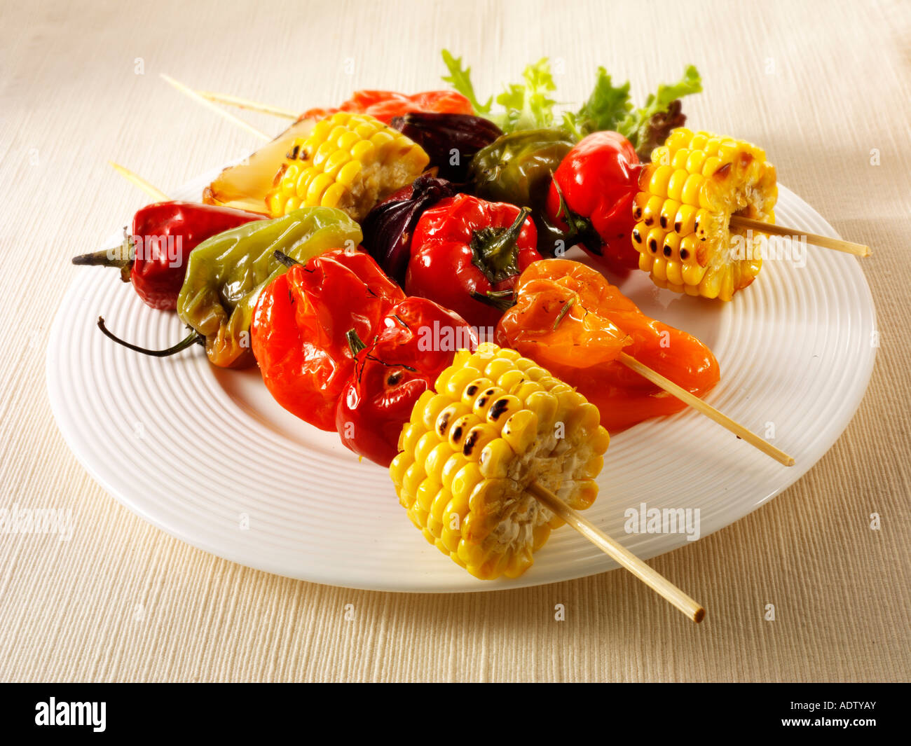 Barbecue spiedini vegetariani di mais dolce peperoni cipolle rosse Foto Stock