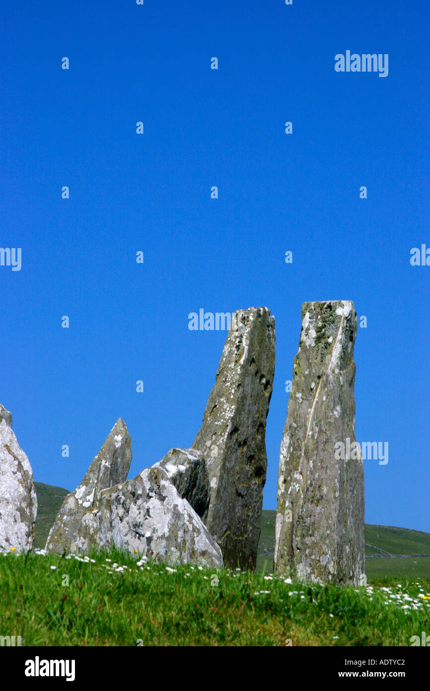 Pietre permanente al di sopra di una sepoltura chambered cairn o tomba a Cairnholy Dumfries e Galloway a sud ovest della Scozia con cielo blu Foto Stock