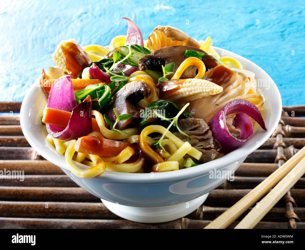 Vegetariano orientale stir fry di verdure a base di noodle e funghi Foto Stock