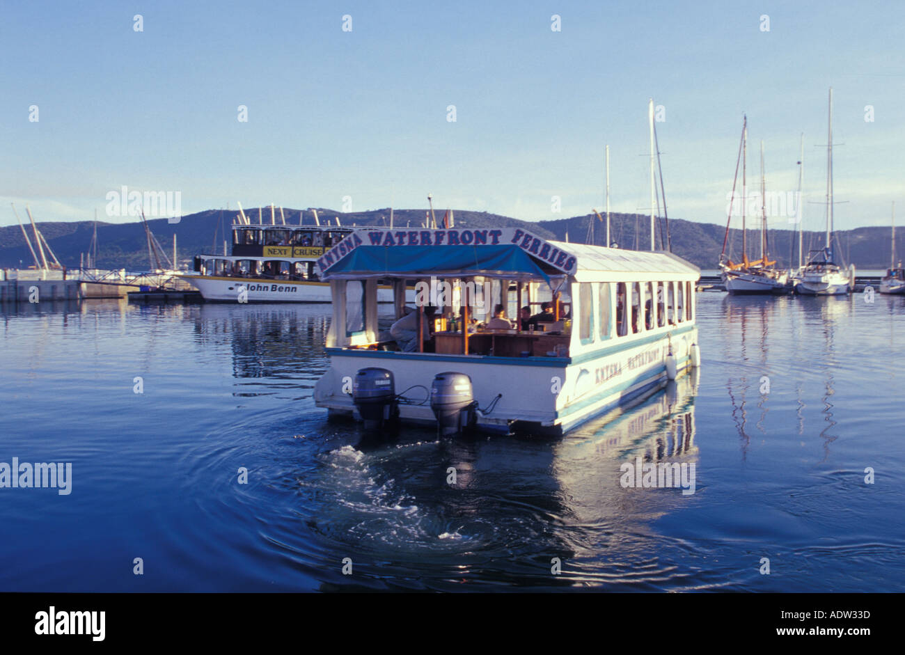 Andare a guardare il tramonto nella laguna di Knysna Knysna Quays, Garden Route, Western Cape, Sud Africa Foto Stock