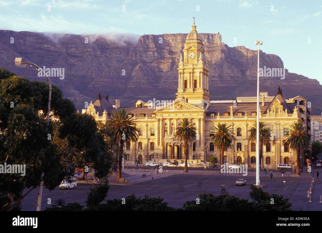 Il municipio con la Table Mountain, Capetown (Kaapstad), Western Cape, Sud Africa Foto Stock