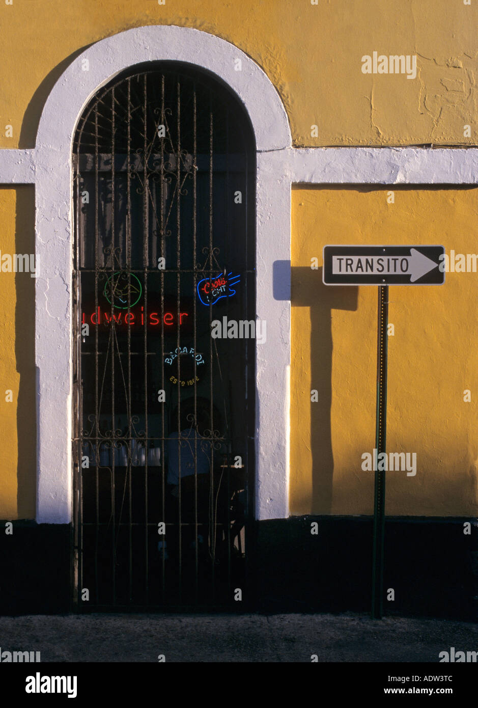 Una barra di chiusura e segno di traffico nella città vecchia di San Juan, Puerto Rico Caraibi Foto Stock