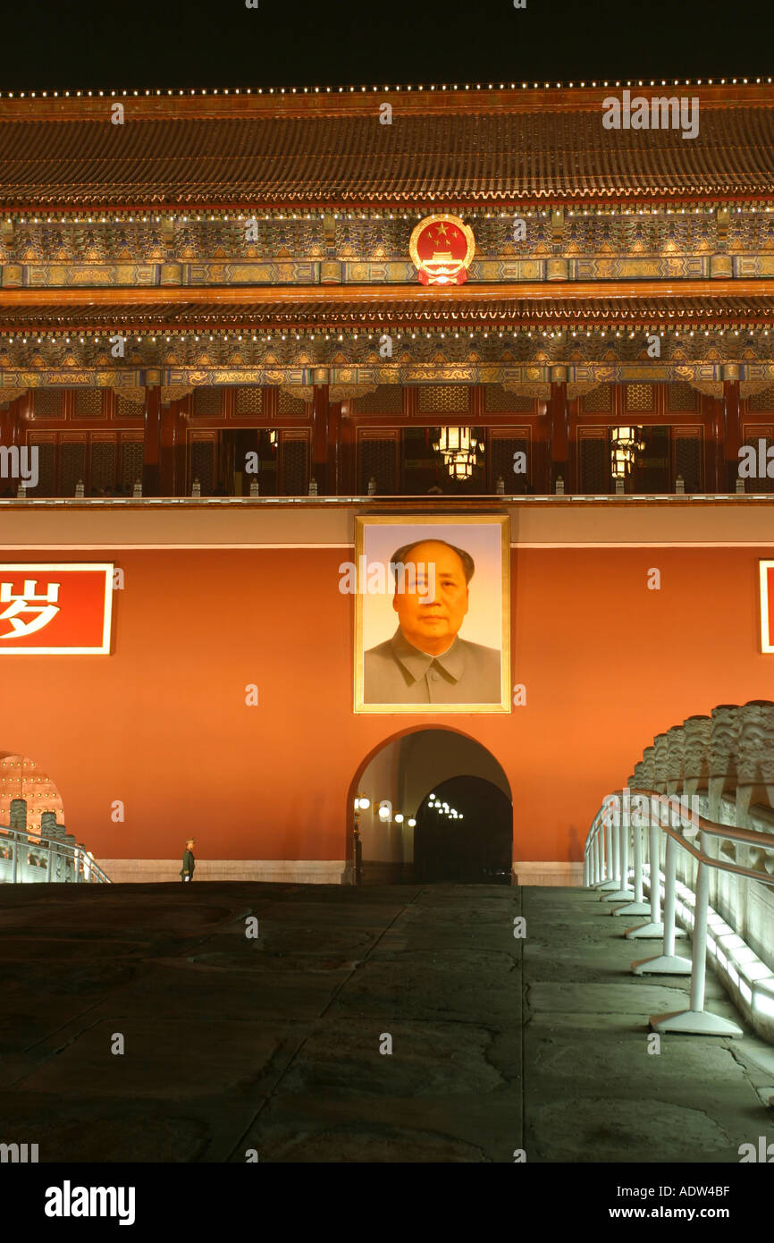 Una vista notturna del ritratto di Mao Zedong in ingresso alla Città Proibita di Pechino Asia Foto Stock