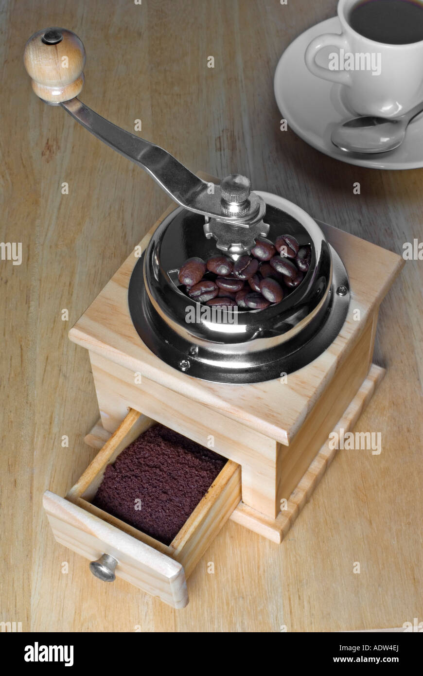 Coffee Mill con fagioli e motivi tazza di caffè Foto Stock