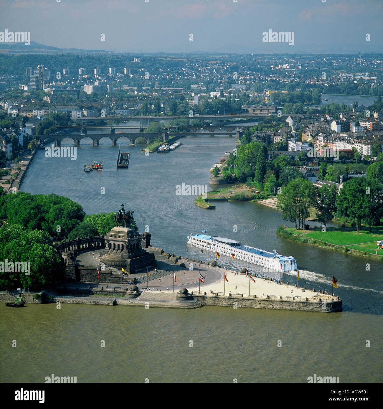 DEUTSCHES ECK confluenza del Reno e Mosella FIUMI E BARCA KOBLENZ RENANIA-PALATINATO GERMANIA Foto Stock