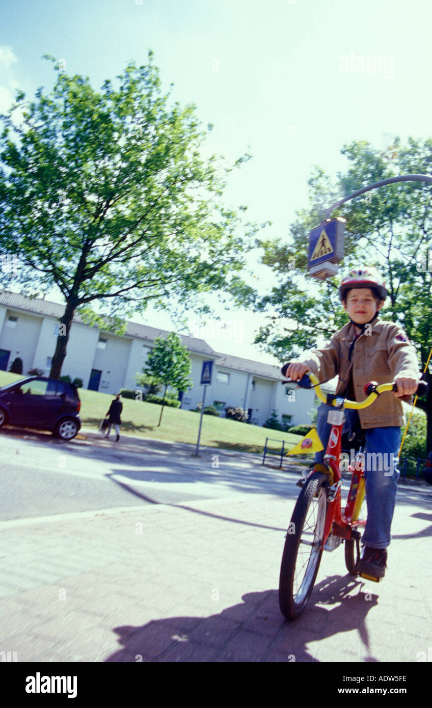 Ragazzo seduto sulla bicicletta Foto Stock