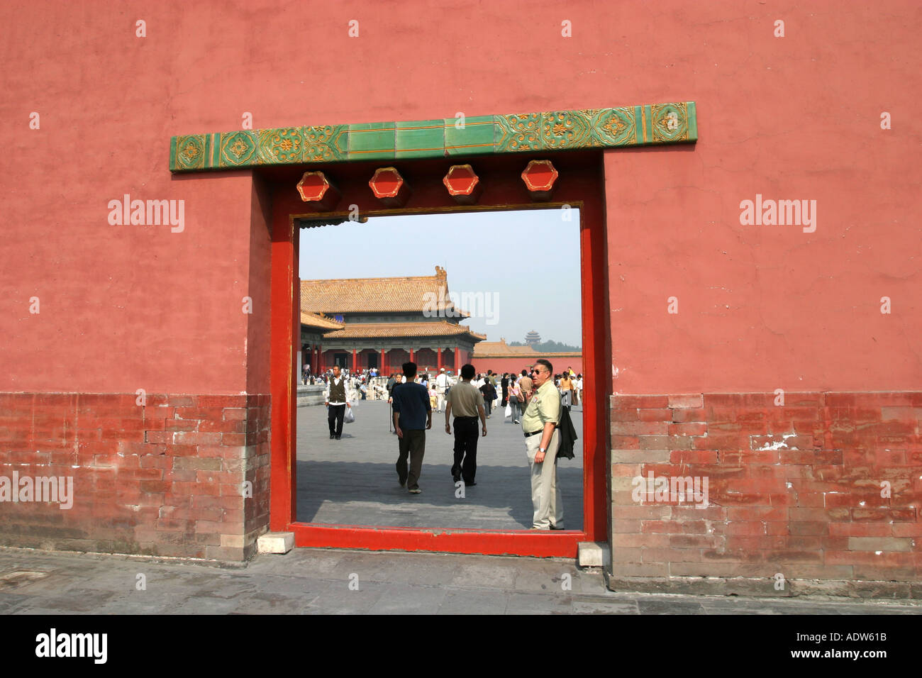 Tipica porta rossa tra cortili nella Città Proibita di Pechino Cina Asia Foto Stock