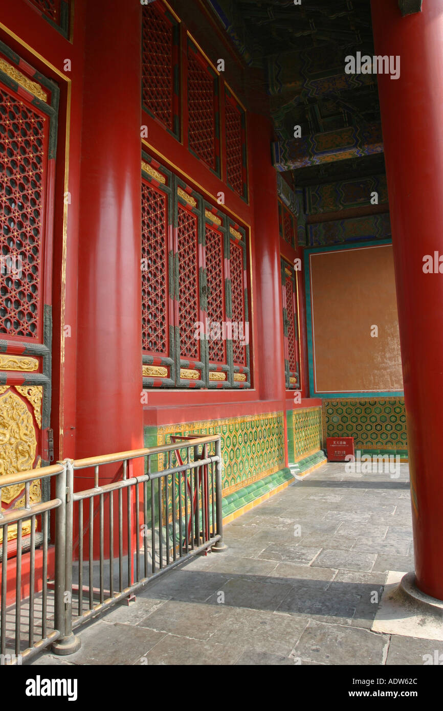 Rosso di tradizionale architettura cinese nella Città Proibita di Pechino Cina Asia Foto Stock