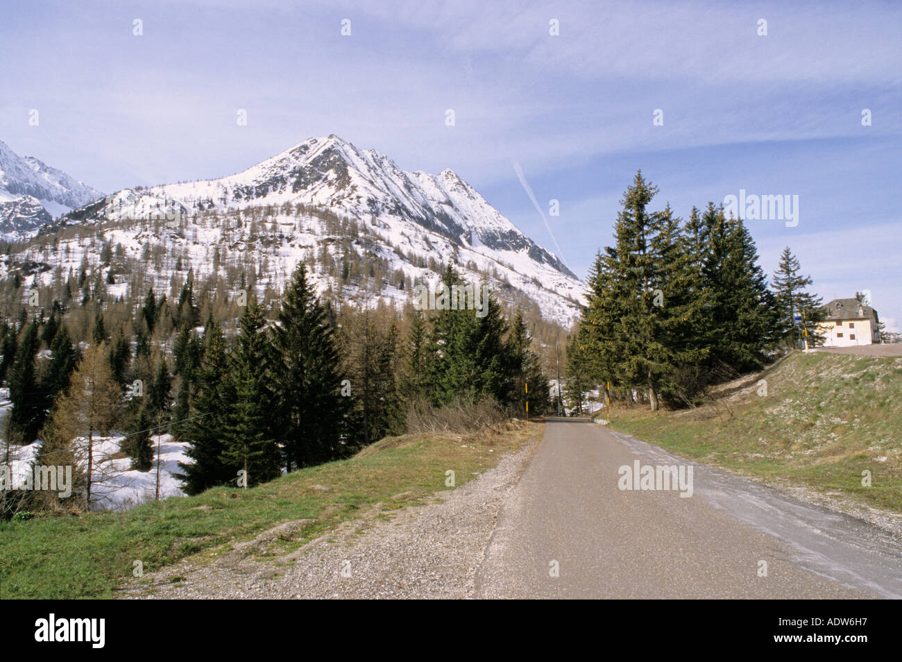 Strada di montagna nel Parco Adamello Brenta Parco Nazionale delle Alpi italiane del Trentino Foto Stock