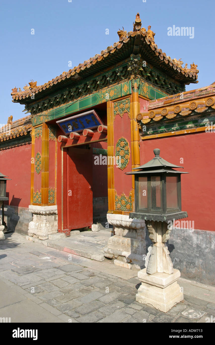 Classica architettura cinese e un rosso pesante porta di legno con prigioniero di metallo lavori Città Proibita di Pechino Cina Asia Foto Stock