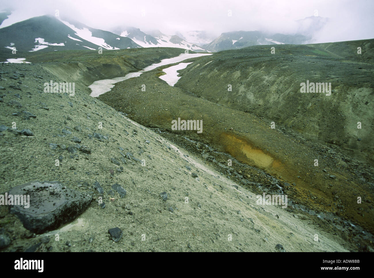 Vista di Vulcano Mutnovski dal vulcano Gorely Kamchatka Russia Foto Stock
