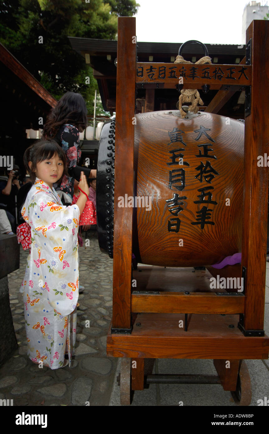 Ragazza giovane battendo il grande tamburo taiko Festival annuale del Santuario Shitaya Taito ward vicino al Tempio di Asakusa Tokyo Giappone Asia Foto Stock