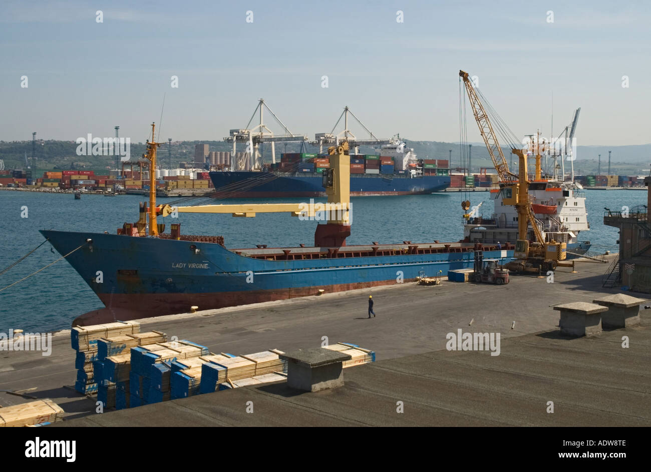 La Slovenia Koper porto nave da carico al dock Foto Stock