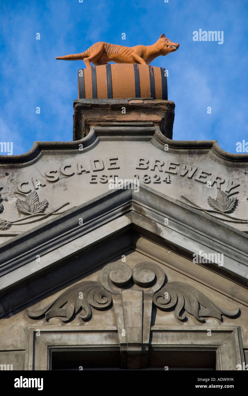 Gli ex uffici della vecchia Cascade Brewery a Collins Street Hobart, Tasmania, con l'emblema di un tilacina su una botte di birra Foto Stock