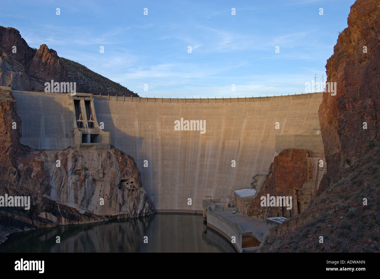 Theodore Roosevelt Dam al tramonto Apache Trail Arizona USA Foto Stock